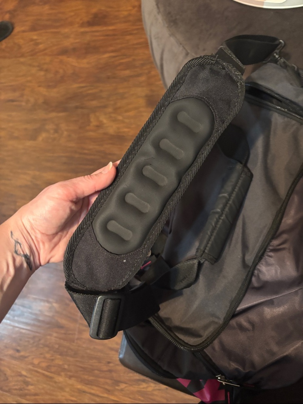 Nike gym bag, Black with Pink Swoosh - Picture 9 of 10